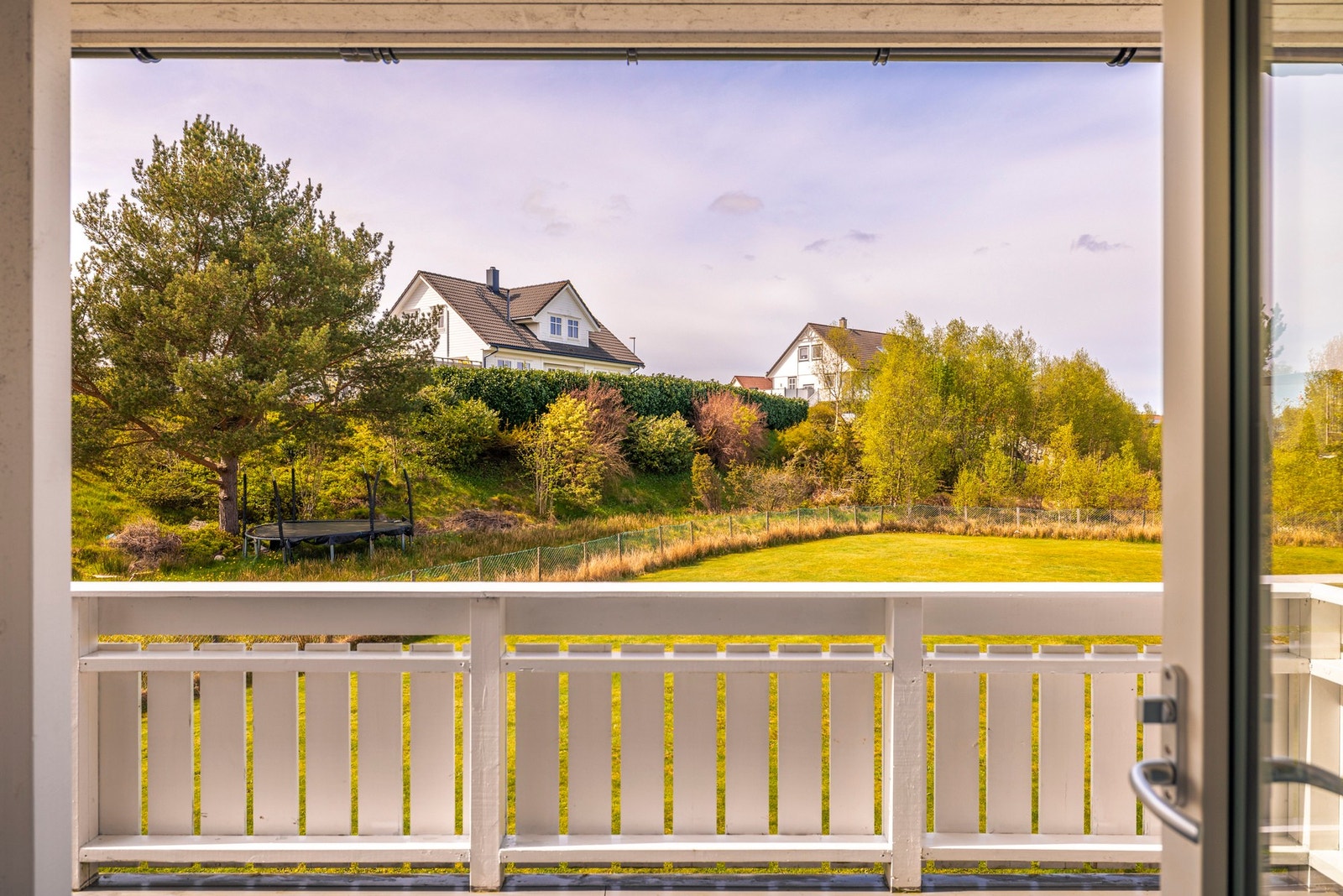 Tenk å nyte sommerkveldene herfra! Boligen har balkongareal på totalt 39 kvm. Galleribilde