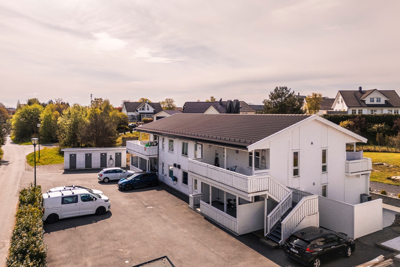 2 tilhørende parkeringsplasser med lader til elbil. Galleribilde