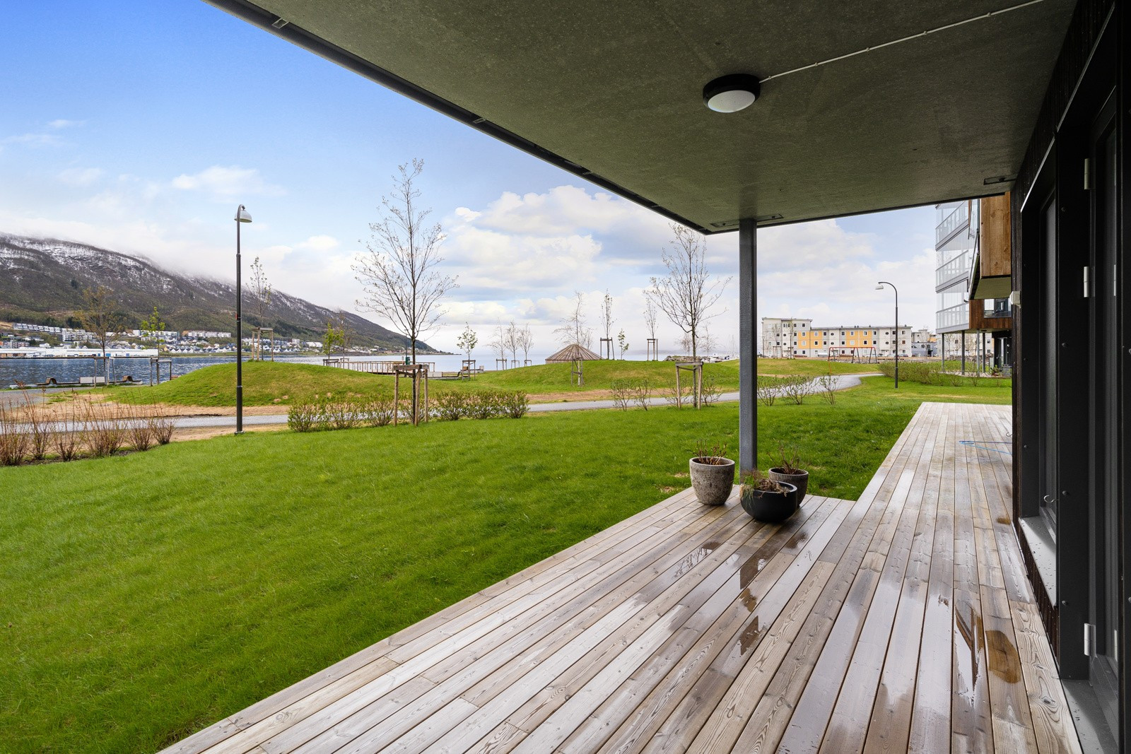 Fra stue har du utgang til terrasseplatt med god plass til utemøblement og beplantning.