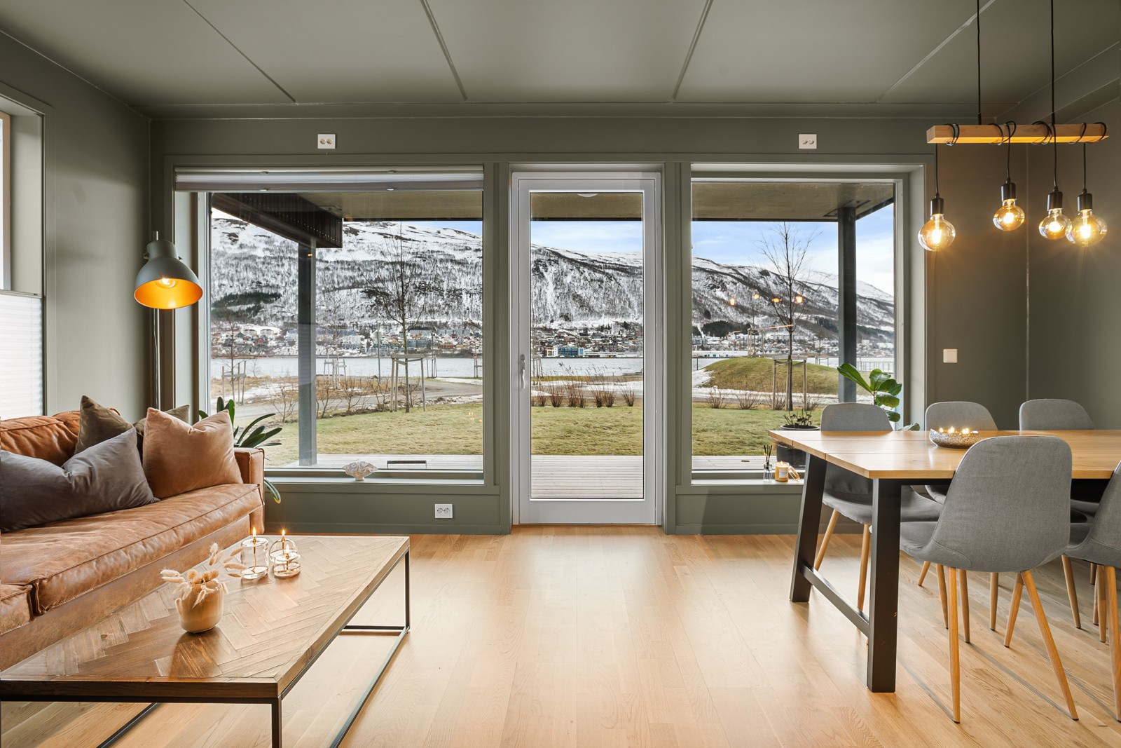 Fantastisk utsikt mot fastlandssiden og Tromsøysundet! I tillegg har du utsikt mot fine fjelltopper mot sørsiden av Tromsøya.