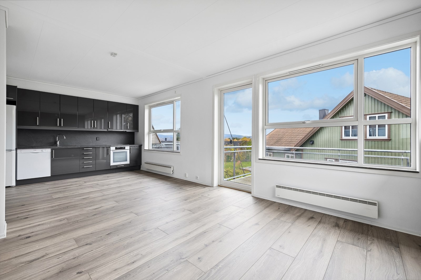 Leiligheten har en gjennomgående planløsning med store og mange vindusflater som sørger for godt med naturlig lys og en luftig romfølelse. Galleribilde