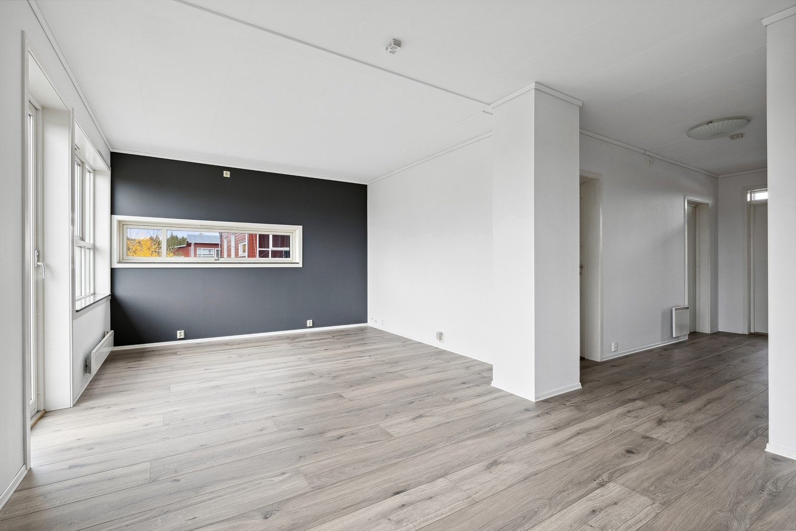 I stuen er det plass til hyggelig sofakrok, ønsket medie- og oppbevaringsmøblement, samt et spisebord som naturlig skille mellom stue og kjøkken. Galleribilde