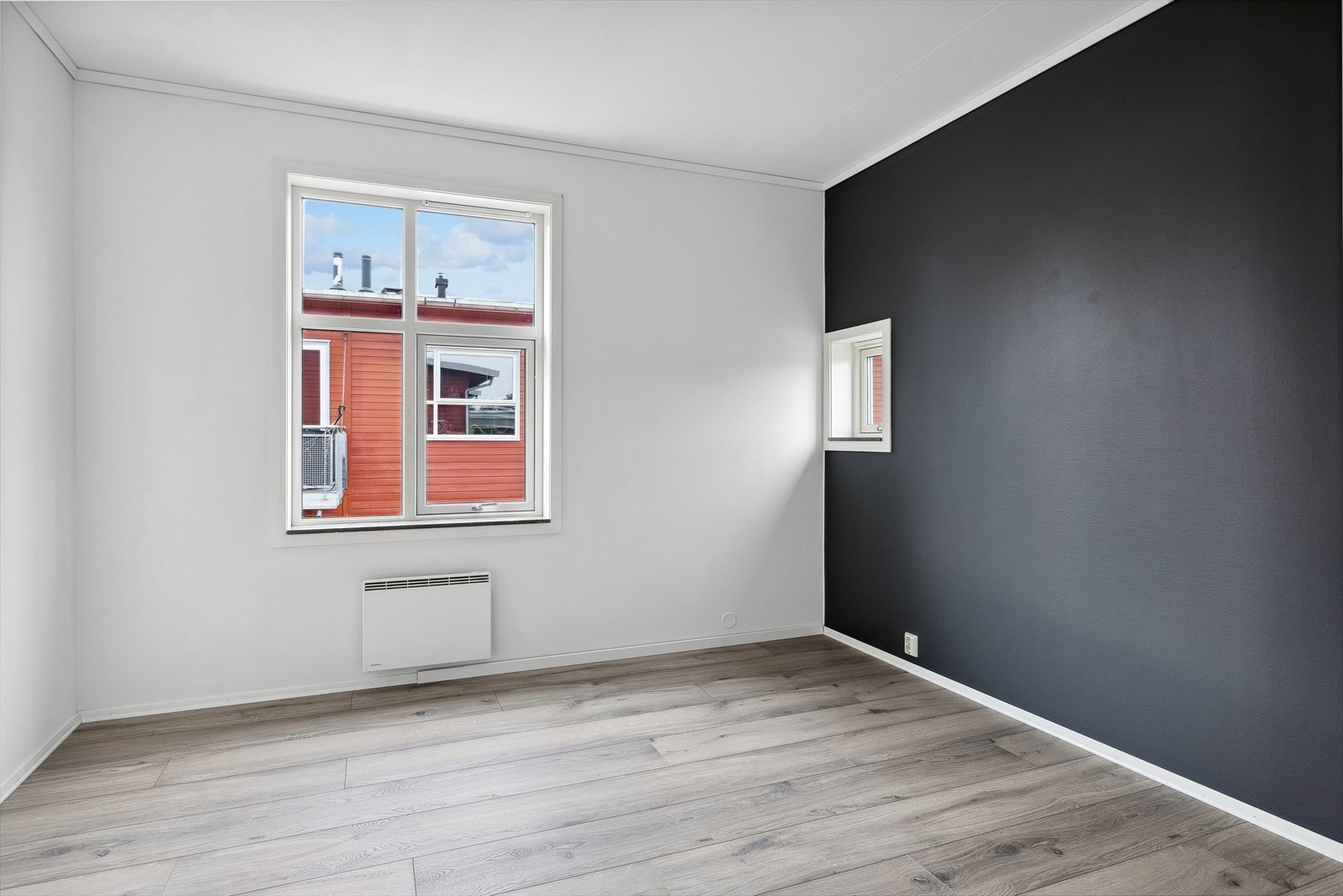 Ellers byr leiligheten på totalt to gode soverom, begge beliggende i den ene enden av leiligheten. Galleribilde