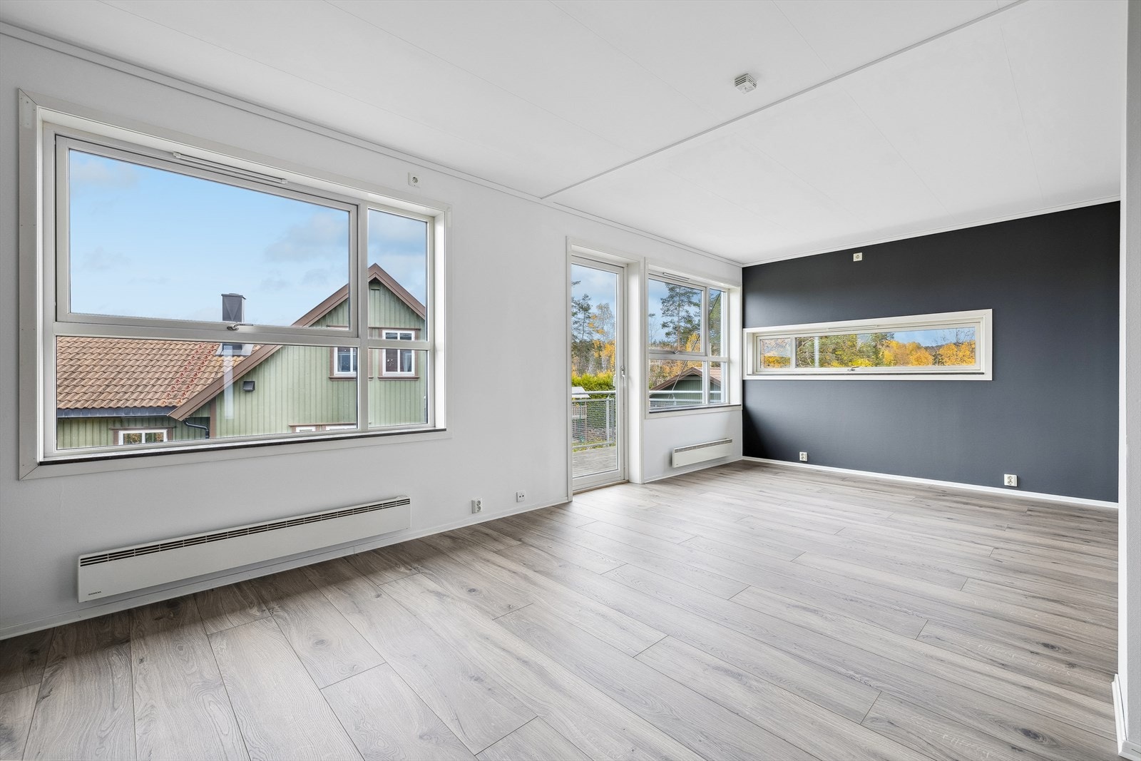 Dette er en lys og romslig 3-roms toppleilighet fra 2005 beliggende i byggets 2. etasje. Galleribilde