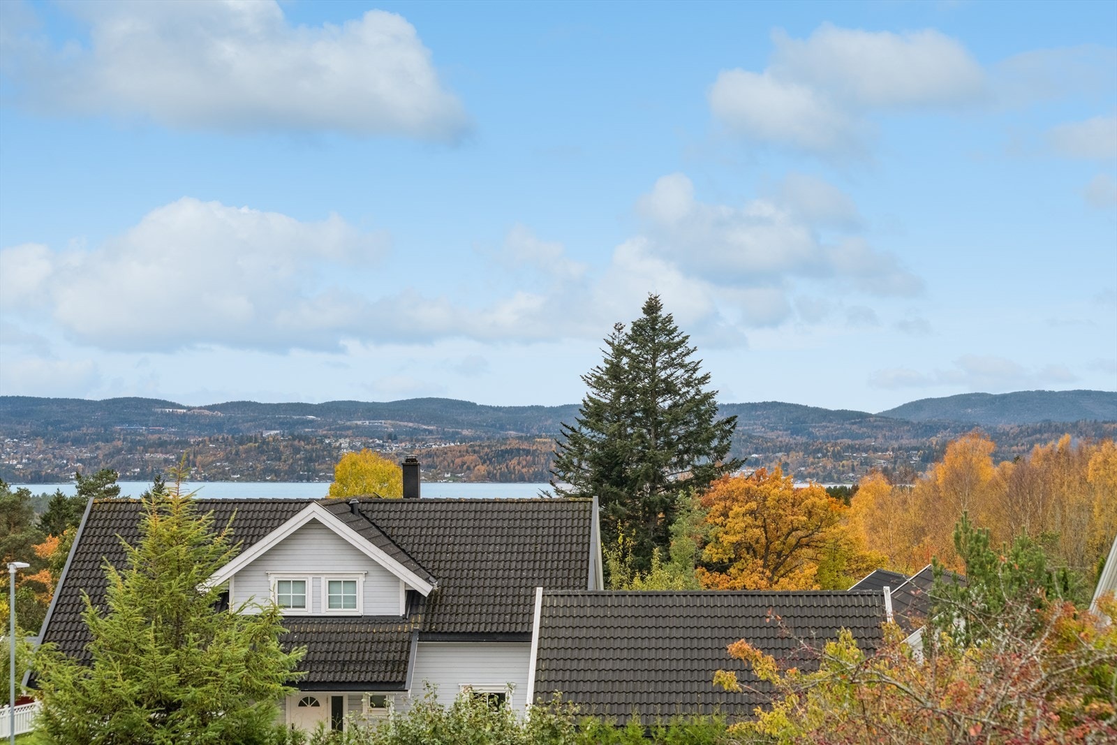 Her bor du med gangavstand til både buss, nærbutikk, sjøen og flotte turområder. Galleribilde