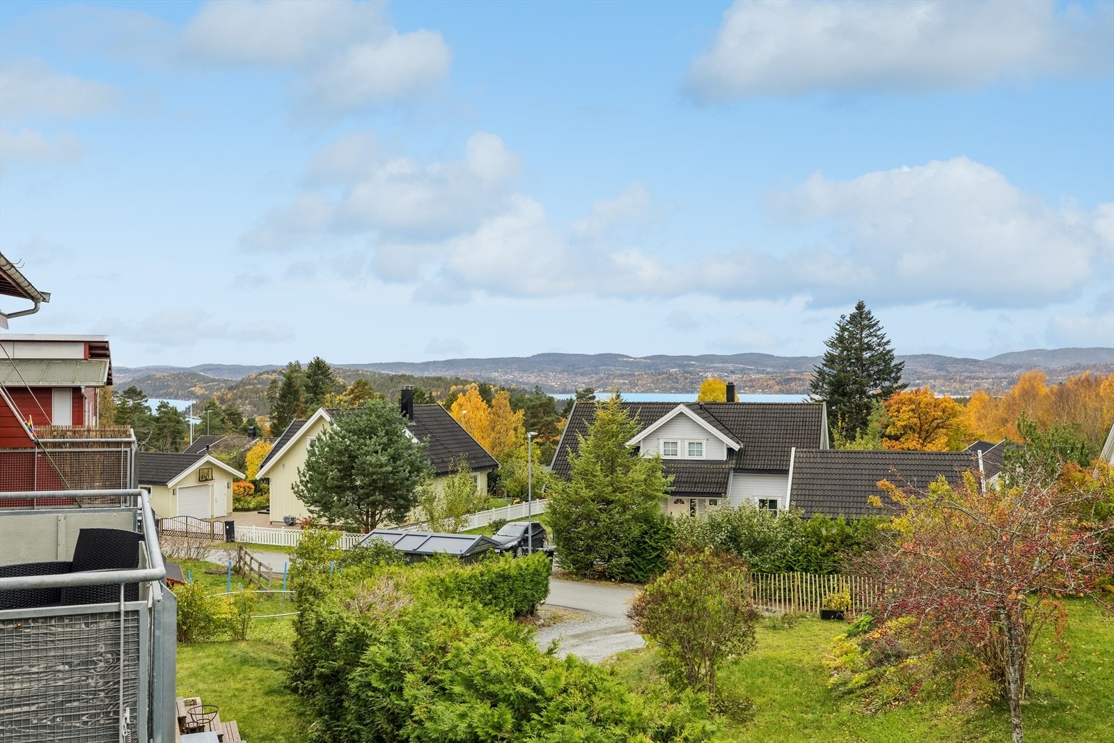 Leiligheten har en nordvestvendt balkong med flott utsikt over nærområdet og ned mot Oslofjorden. Galleribilde
