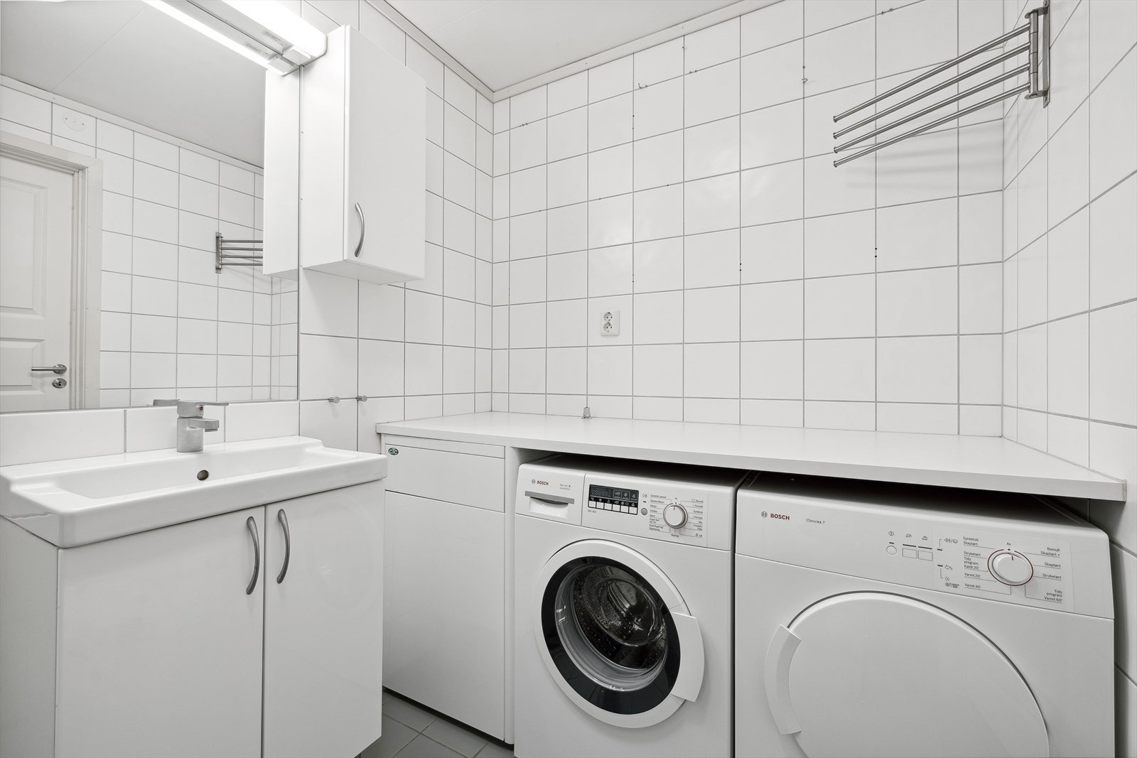 Det er montert opplegg for vaskemaskin og plass til tørketrommel. Galleribilde