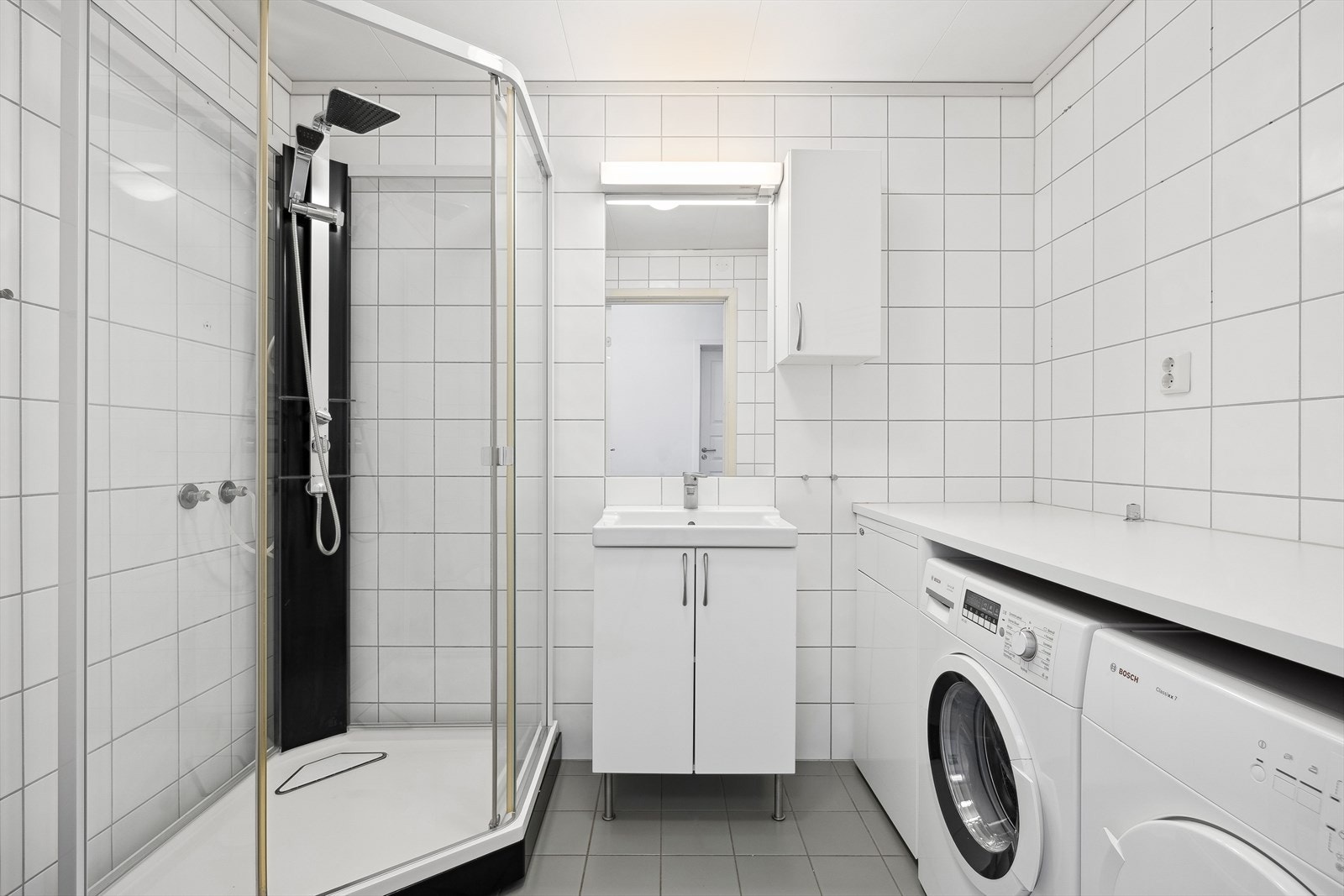 Flislagt bad fra byggeår med gulvvarme. Galleribilde