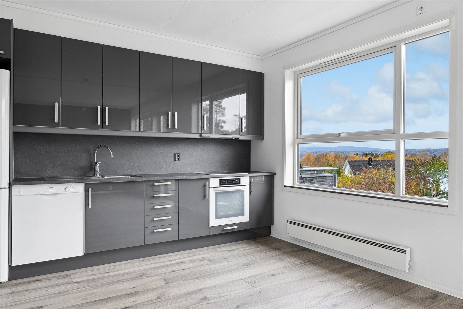 Over kokesonen er det kjøkkenventilator med utlufting på yttertak. Galleribilde