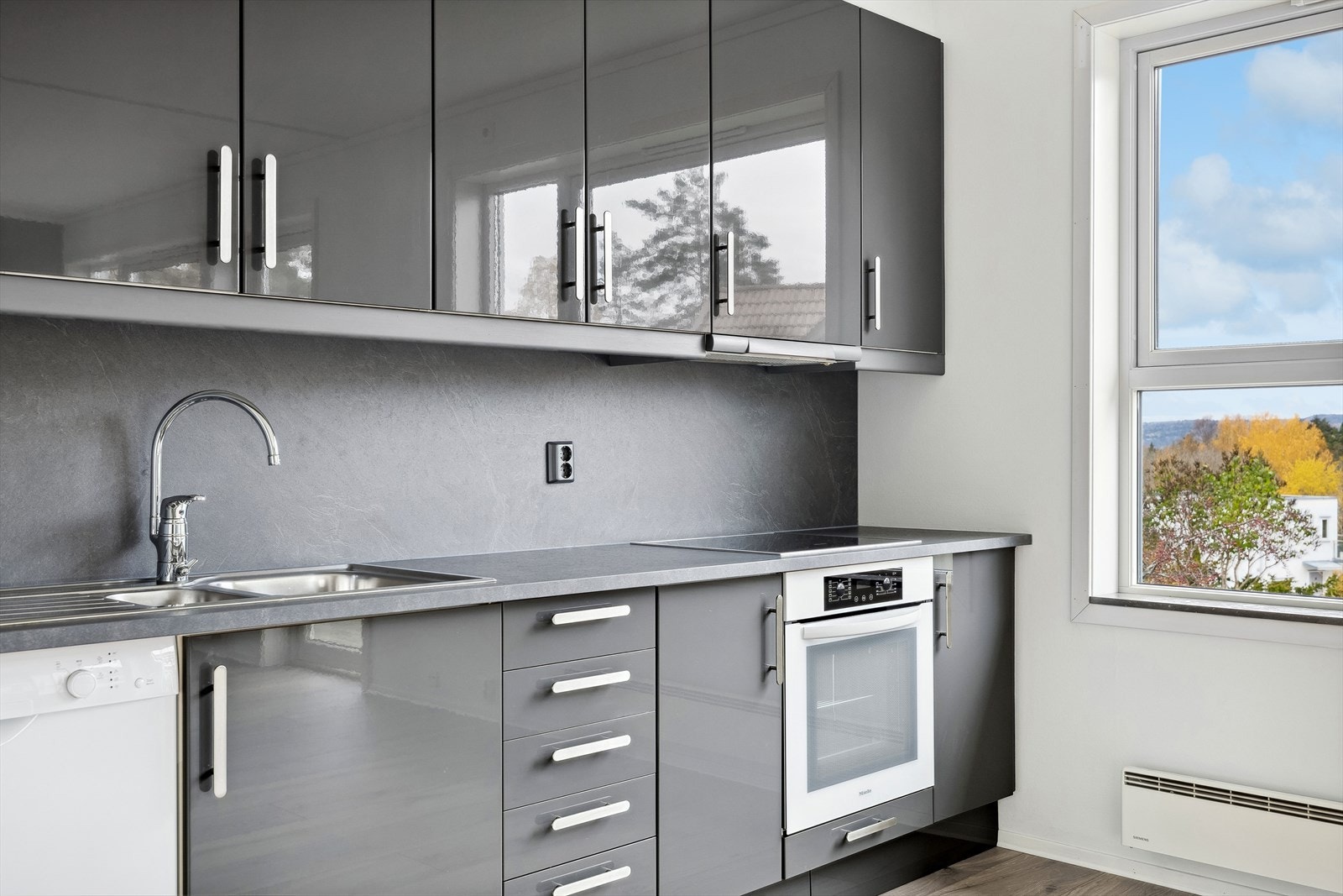 Innredningen er glatt med laminat benkeplate og oppvaskkum med ett-greps blandebatteri. Galleribilde