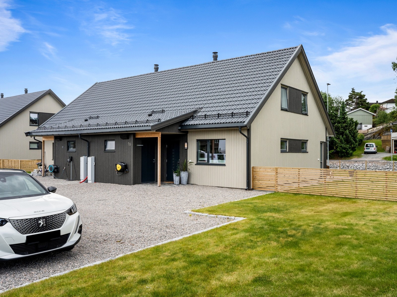 Det er stor gårdsplass med god plass til flere biler. Galleribilde