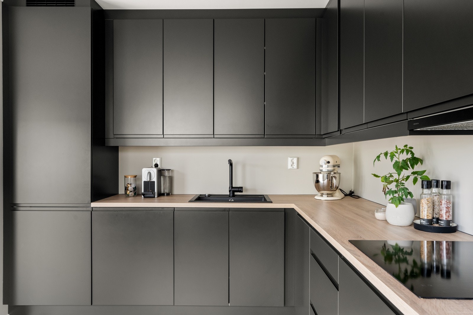 Det er romslig plass til kjøkkenarbeid på benkeplaten Galleribilde