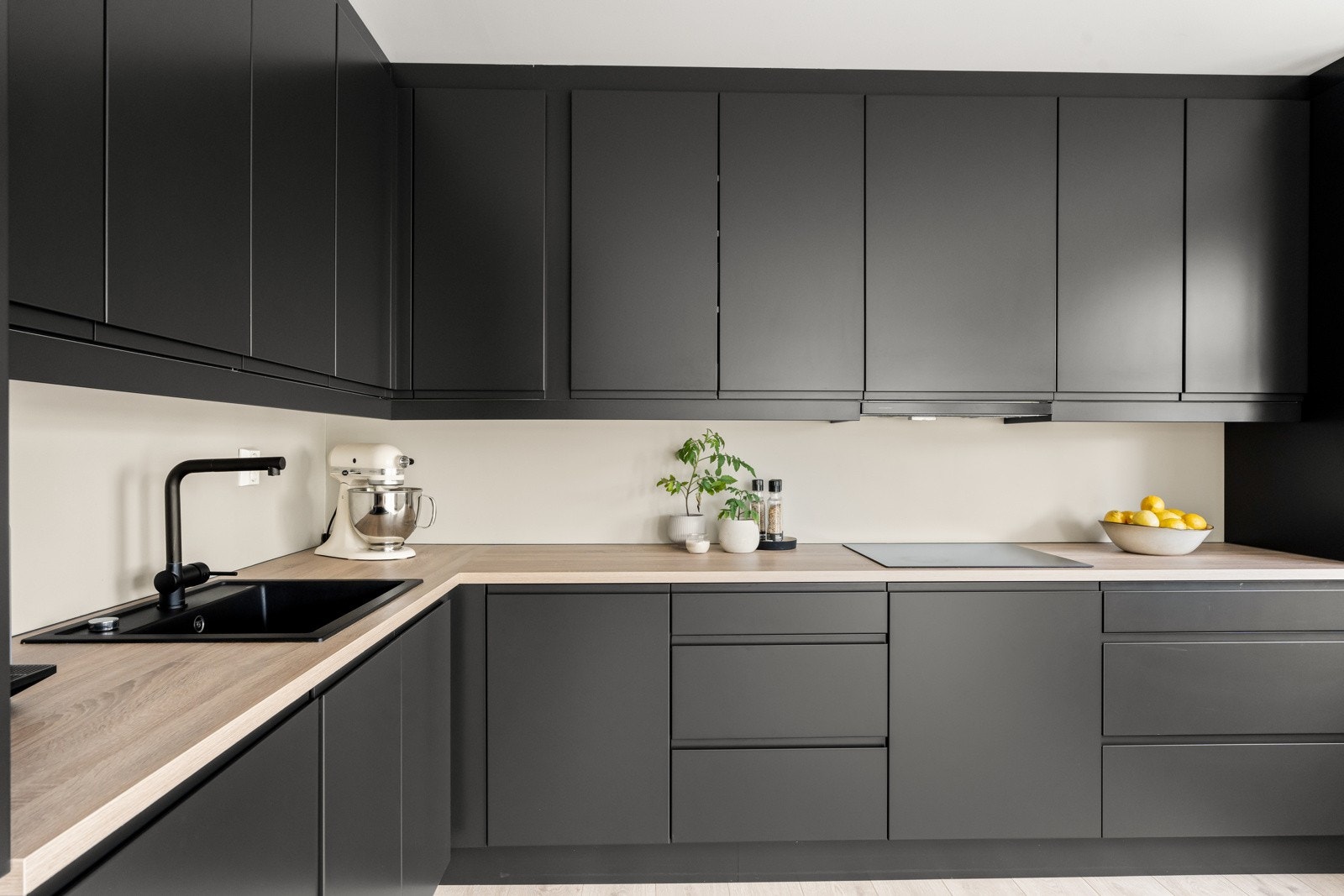 Det er integrete hvitevarer som kjøleskap, fryser, komfyr, koketopp og oppvaskmaskin Galleribilde