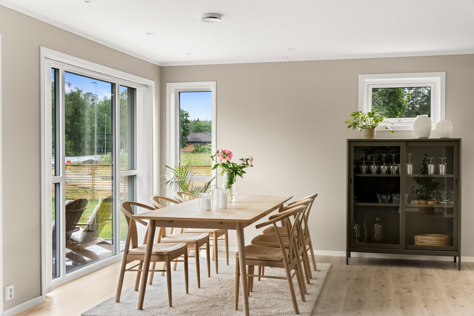 Fra stuen er det utgang til den romslige og syd/vestvendte uteplassen. Galleribilde