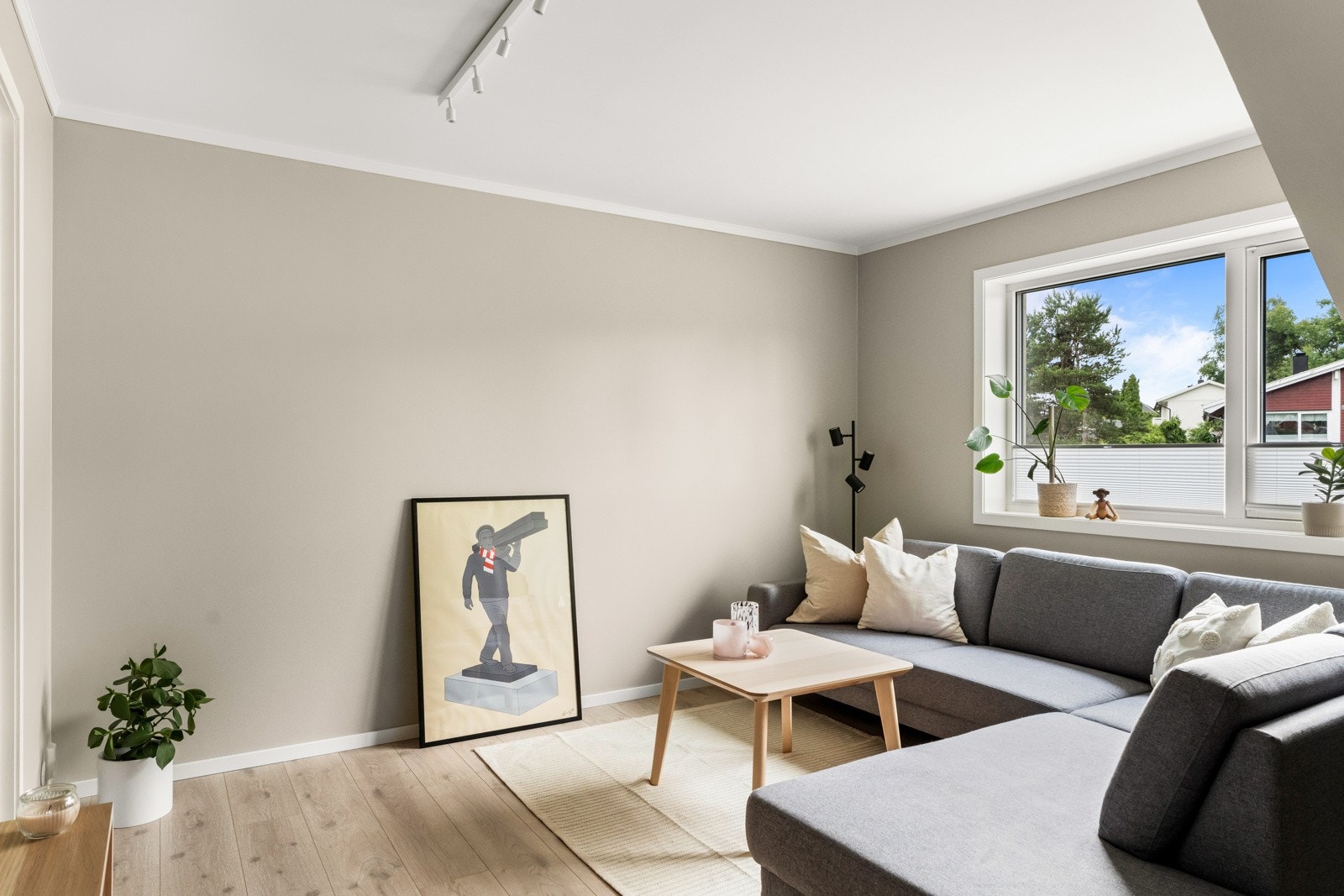 Her er det stor plass til sofa. Galleribilde