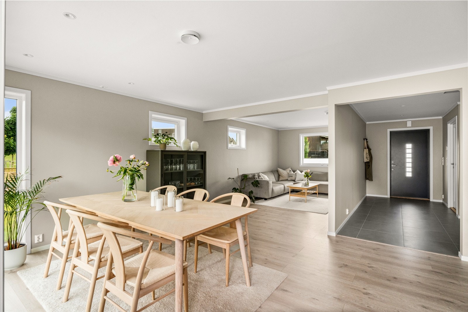 Velkommen inn til boligen med moderne og fine farger Galleribilde