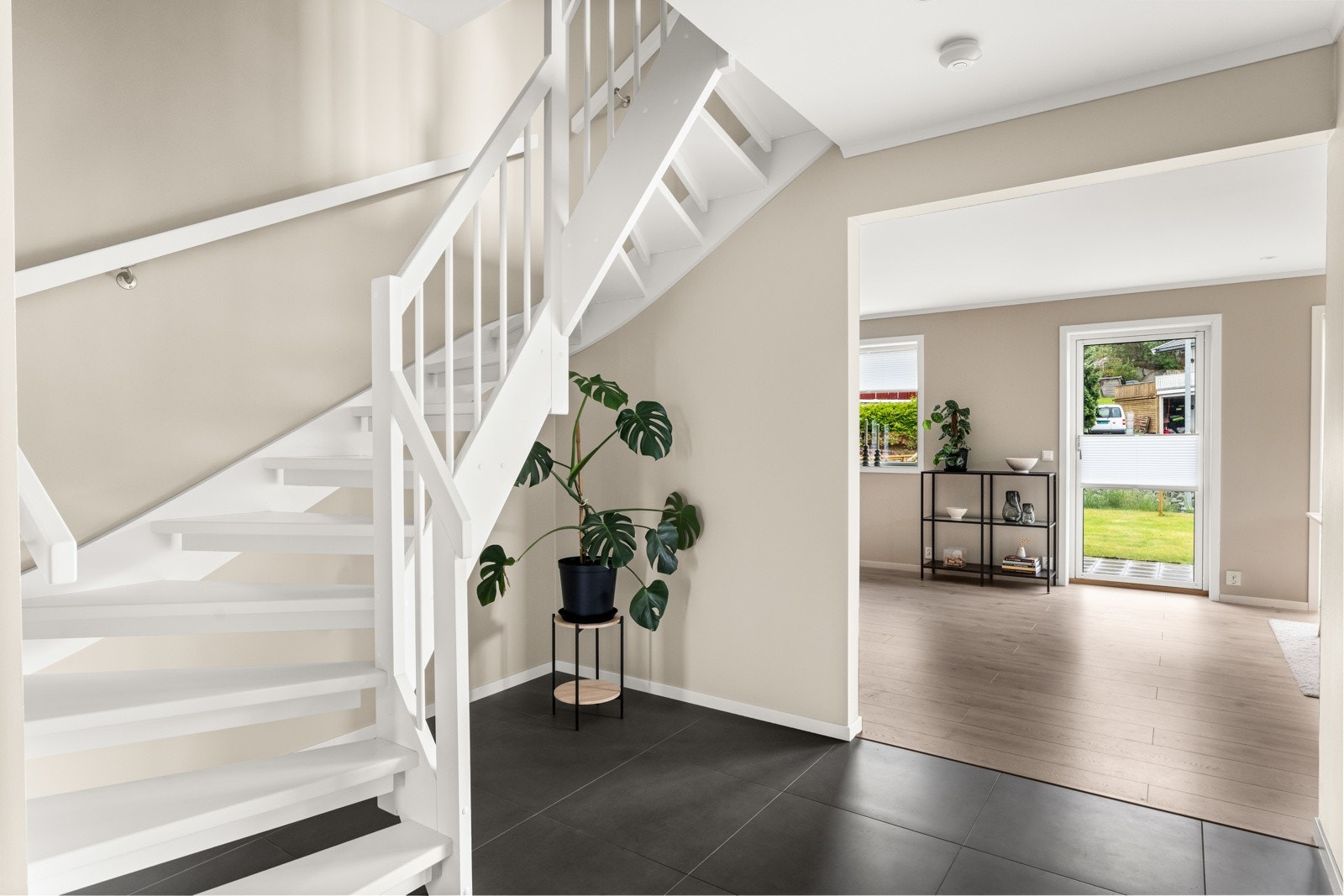 Romslig inngangsparti med praktiske fliser på gulvet Galleribilde