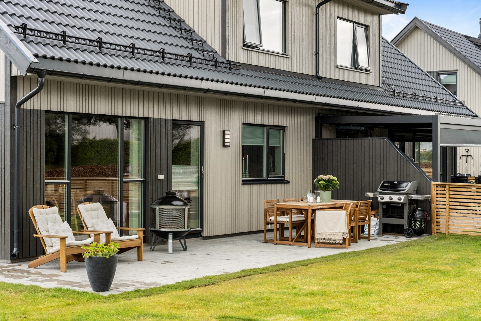 Her er det opparbeidet en fin uteplass med god plass til utemøblement Galleribilde