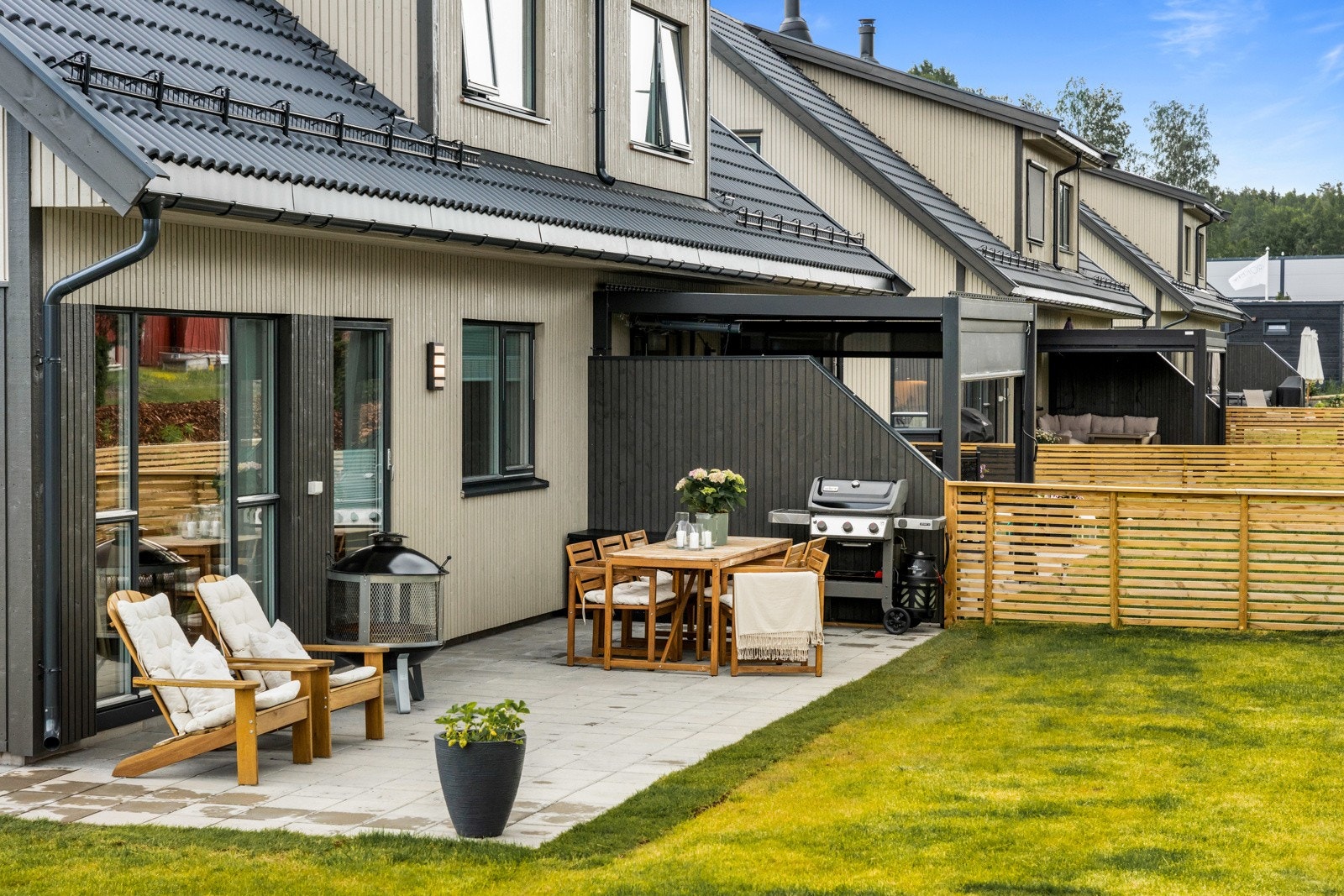 På utsiden av uteplassen er det stor hage med god plass til mange aktiviteter Galleribilde