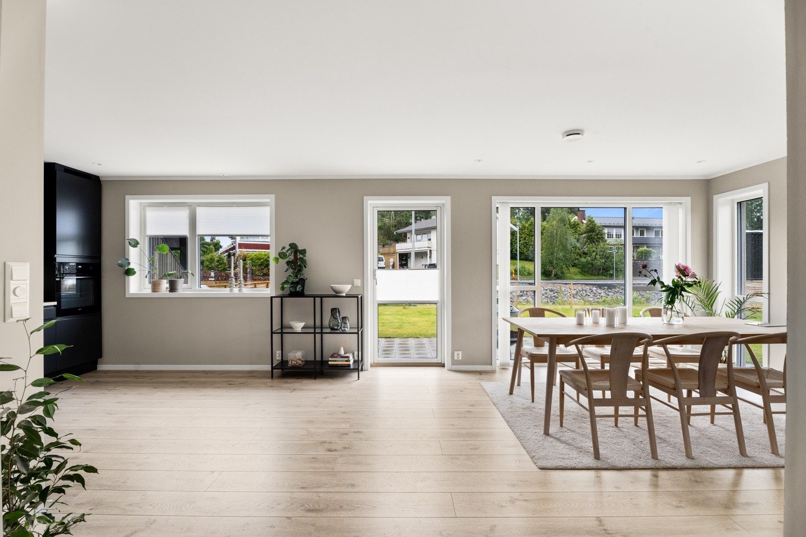 Her er det laminat på gulvet som både er pent å se på og meget slitesterkt Galleribilde