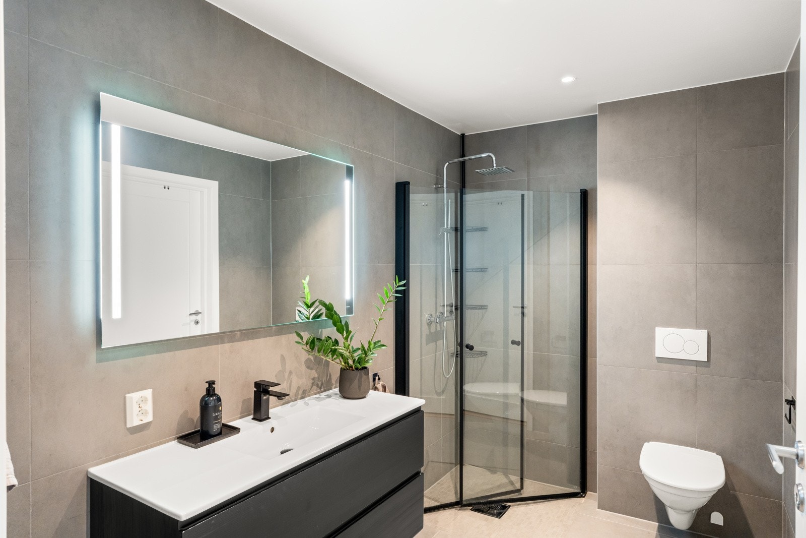 Badet har fliser på gulv og vegger. Galleribilde