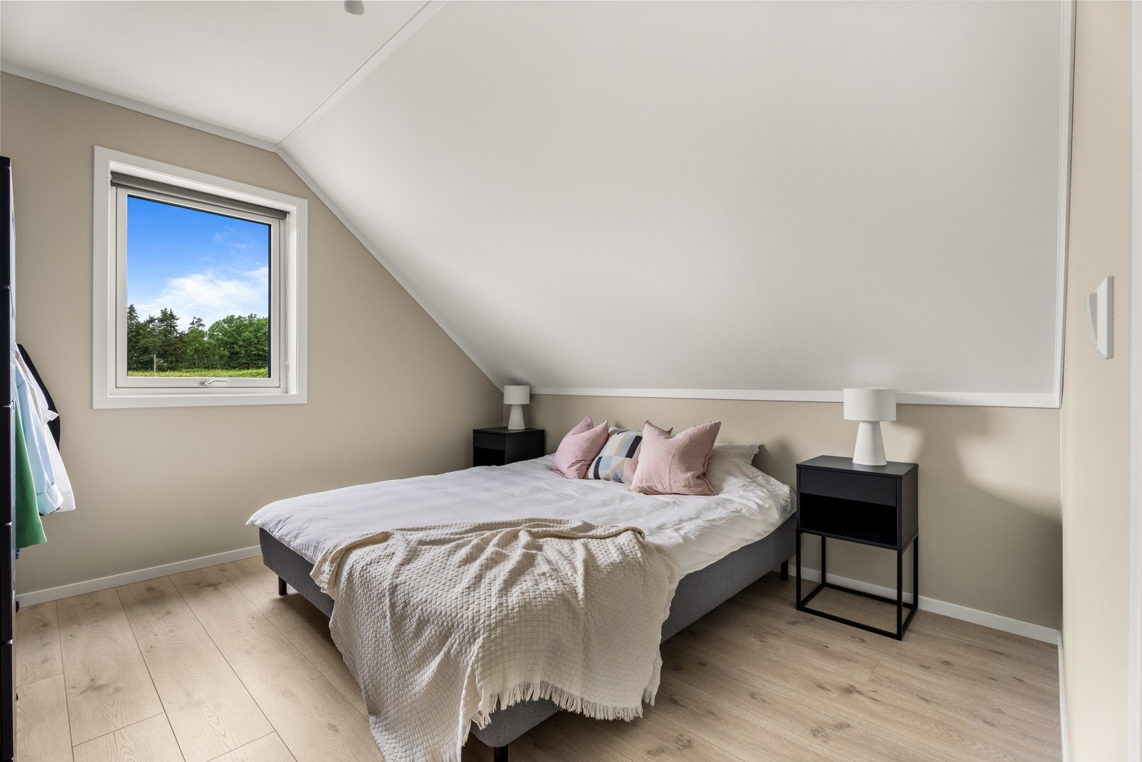 Det er to soverom i boligen, begge soverommen er romslige Galleribilde