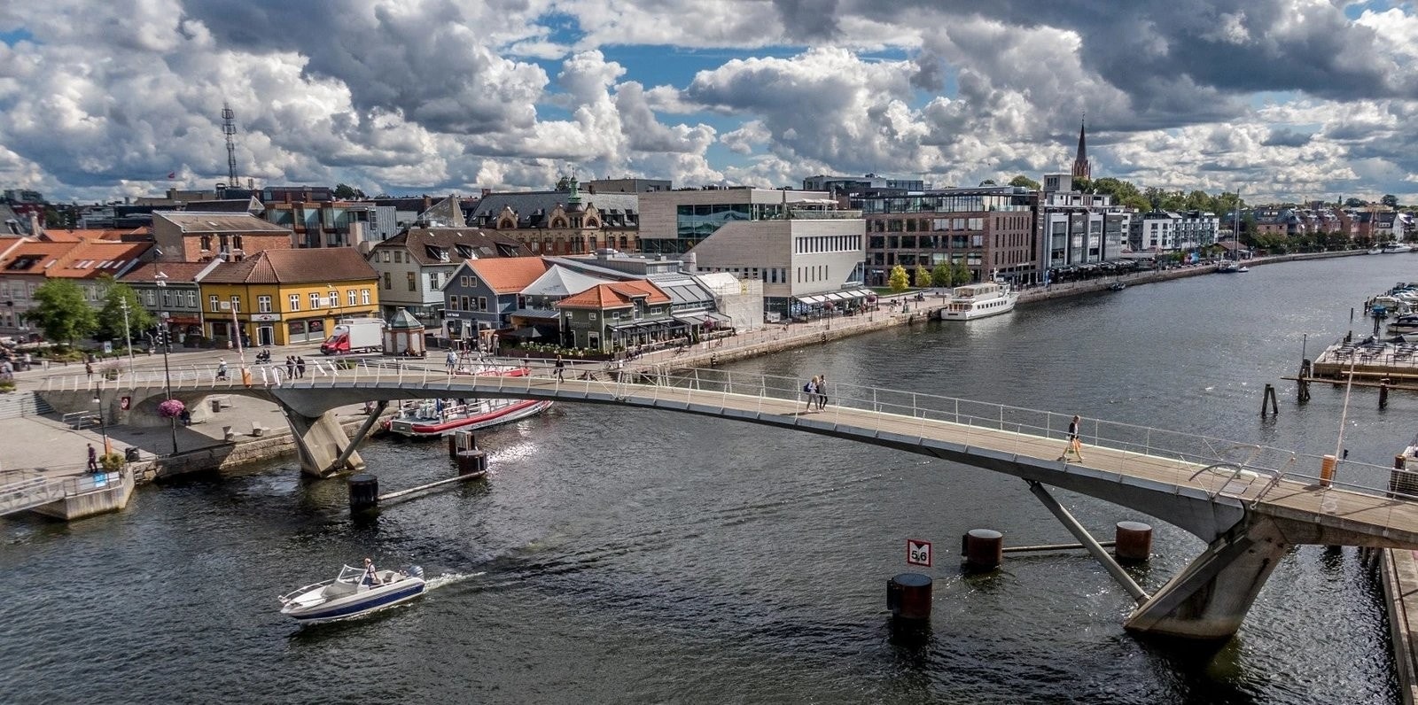 Umiddelbar nærhet til gangbroa over til bryggepromenaden med spennende restauranter, utesteder og kulturtilbud Galleribilde