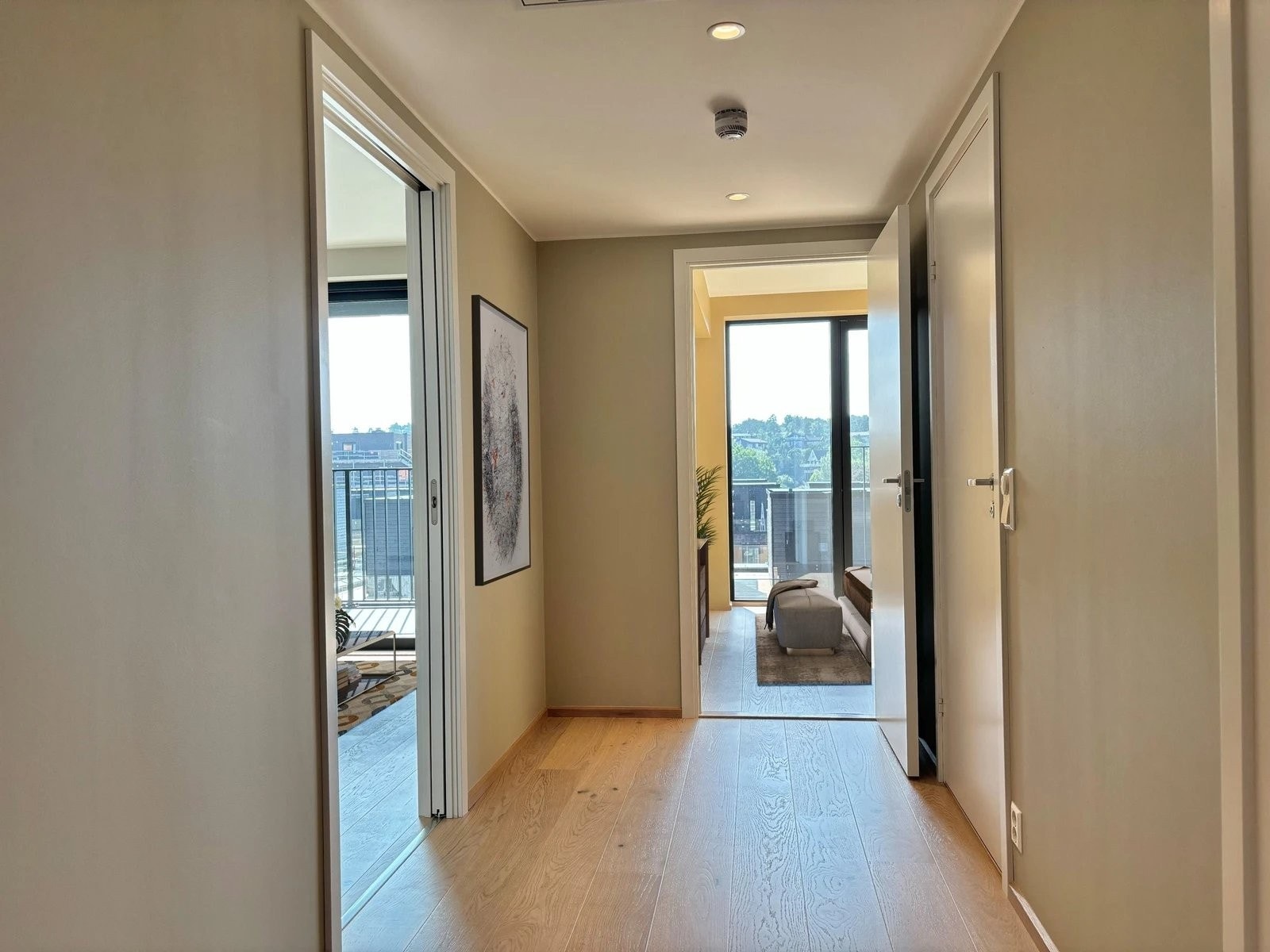 Lys og luftig entré med garderobeplass. Én-stavs eikeparkett og eikelister i alle rom. Galleribilde