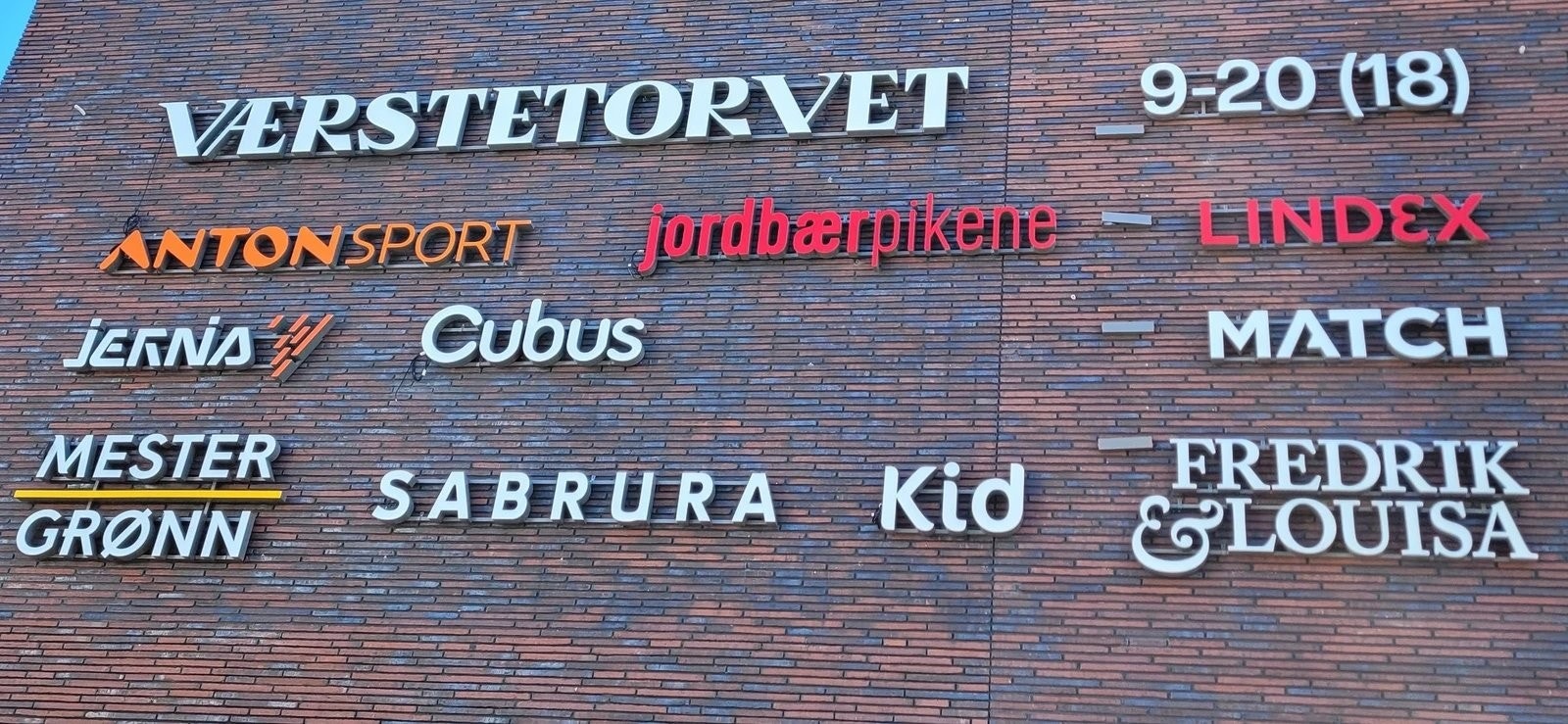 Ta heisen ned til Værstetorvet og Matværste med 70 butikker og serveringssteder! Galleribilde