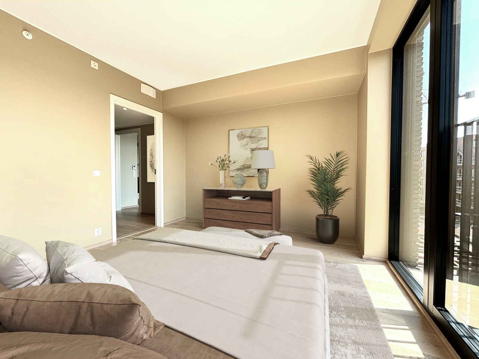 Det luftige soverommet har god plass til garderobeløsning Galleribilde