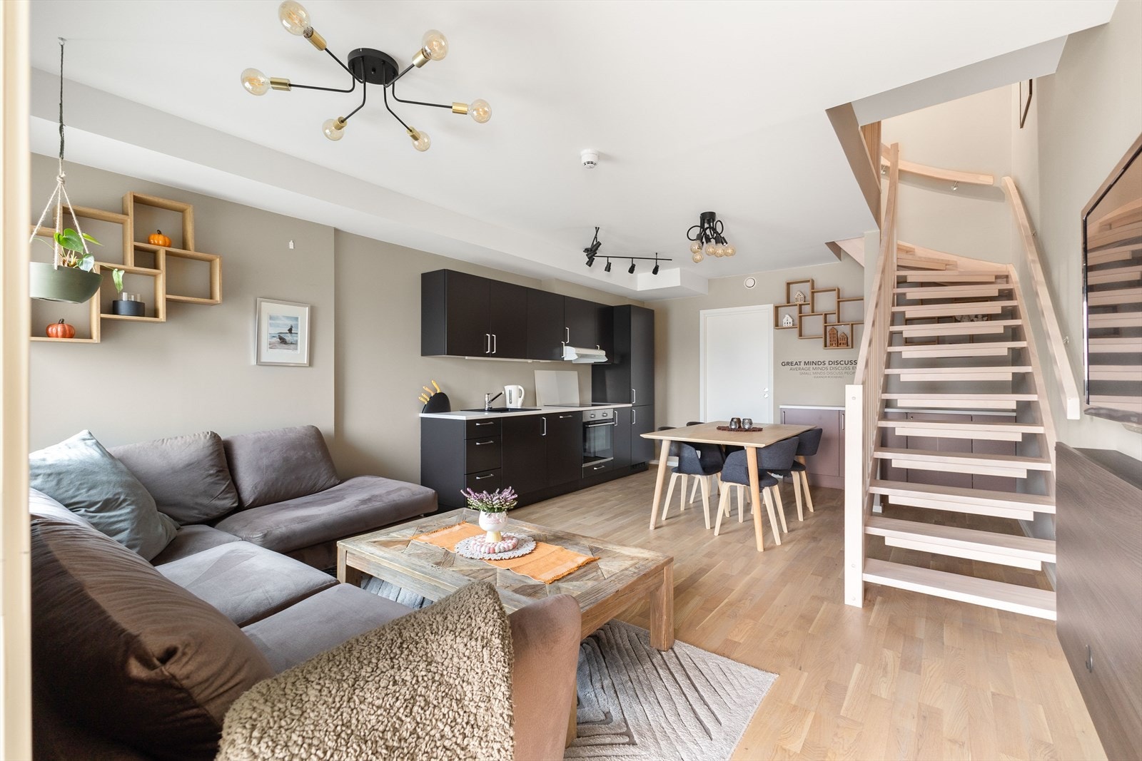 Det er lun og behagelig vannbåren gulvvarme i hele første etasje. Galleribilde