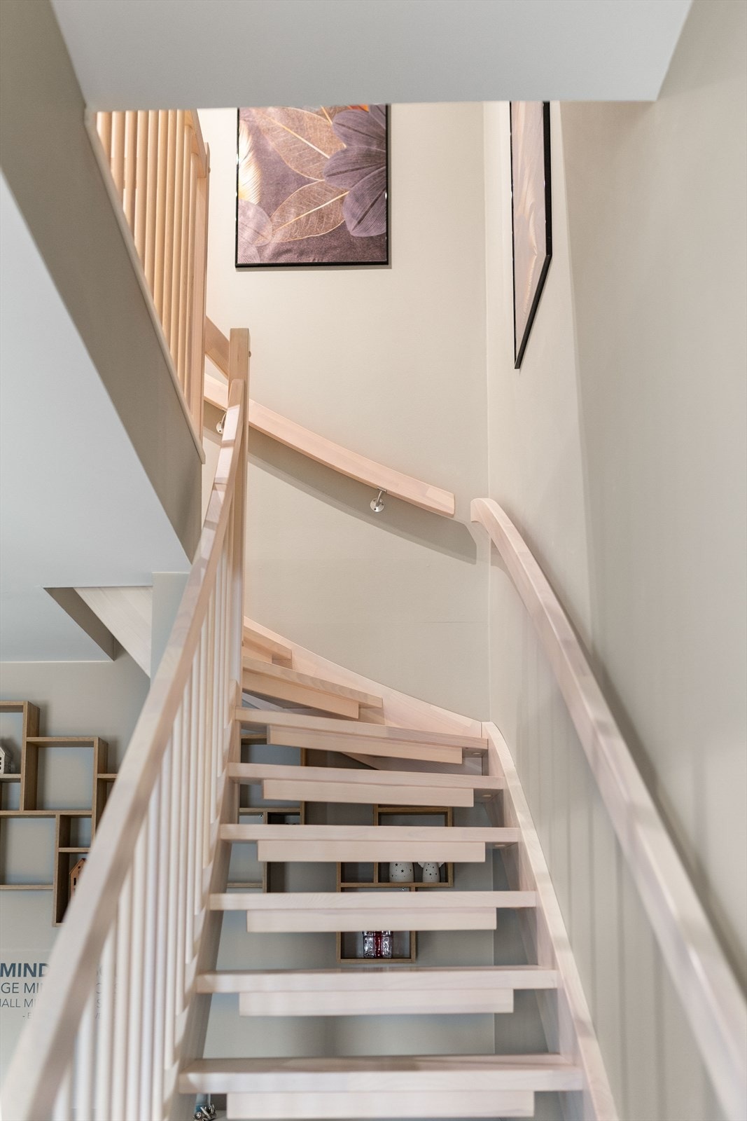 Leiligheten er energieffektiv og har fått energimerking A mørkegrønn. Selger opplyser om et strømforbruk på ca. 5 000 kWh for 2024 - dette vil naturligvis variere fra en husstand til en annen. Galleribilde