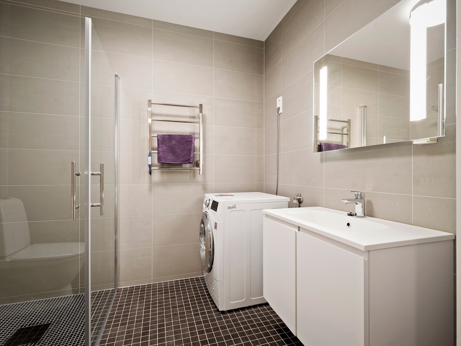 I første etasje befinner seg en romslig og pent flislagt bad. Det er opplegg for vaskemaskin. Galleribilde