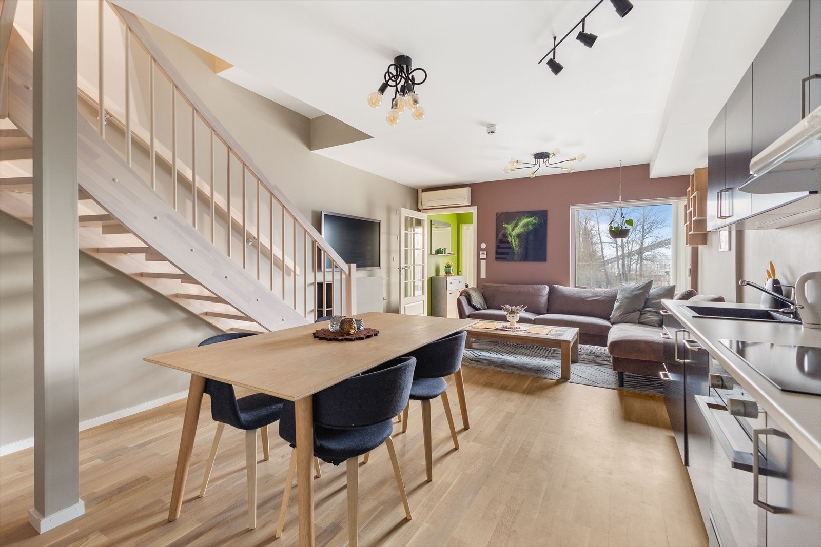 Velkommen til en lys og lekker leilighet bygd i 2021, presentert av Nvar G. Helan. Dette er en energieffektiv leilighet med smart planløsning og har bl.a. 3 soverom, stue/kjøkken, bad og egen parkeringsplass i felles garasjeanlegg med elbillader. Galleribilde