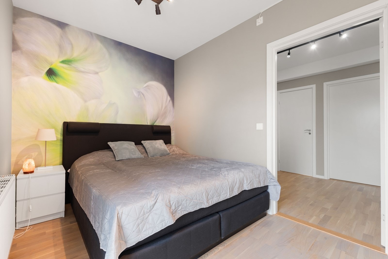 Leiligheten har 3 gode soverom som befinner seg i 2. etasje. Dette er leilighetens hovedsoverom. Galleribilde