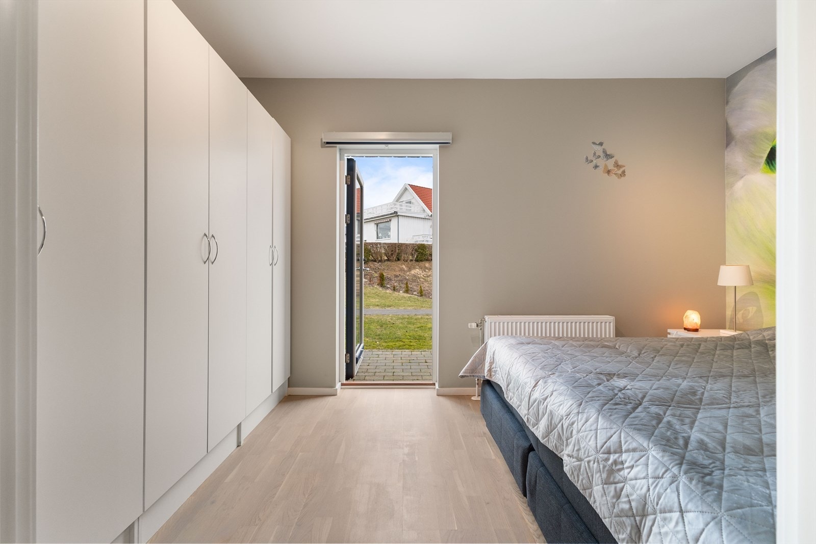 Fra hovedsoverommet har du også adkomst til felles uteplass. Galleribilde