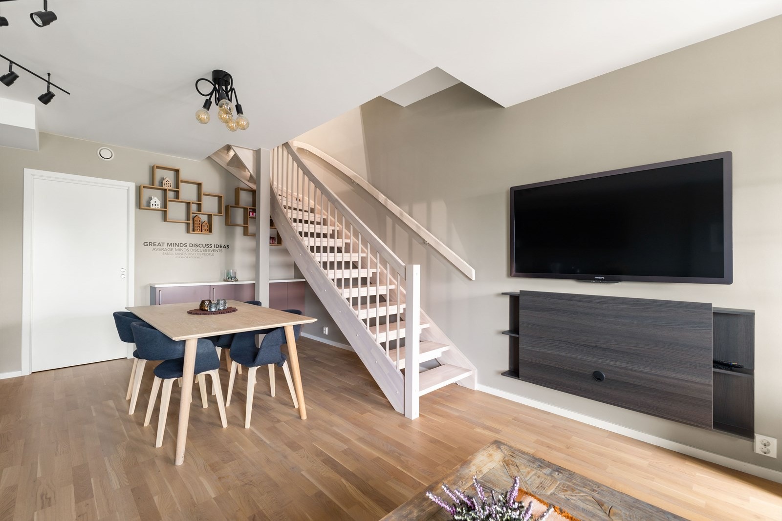 Leiligheten har lave felleskostnader på kroner 2 490 som inkl. bl.a. drift, forr.førsel og kommunale avgifter. Galleribilde