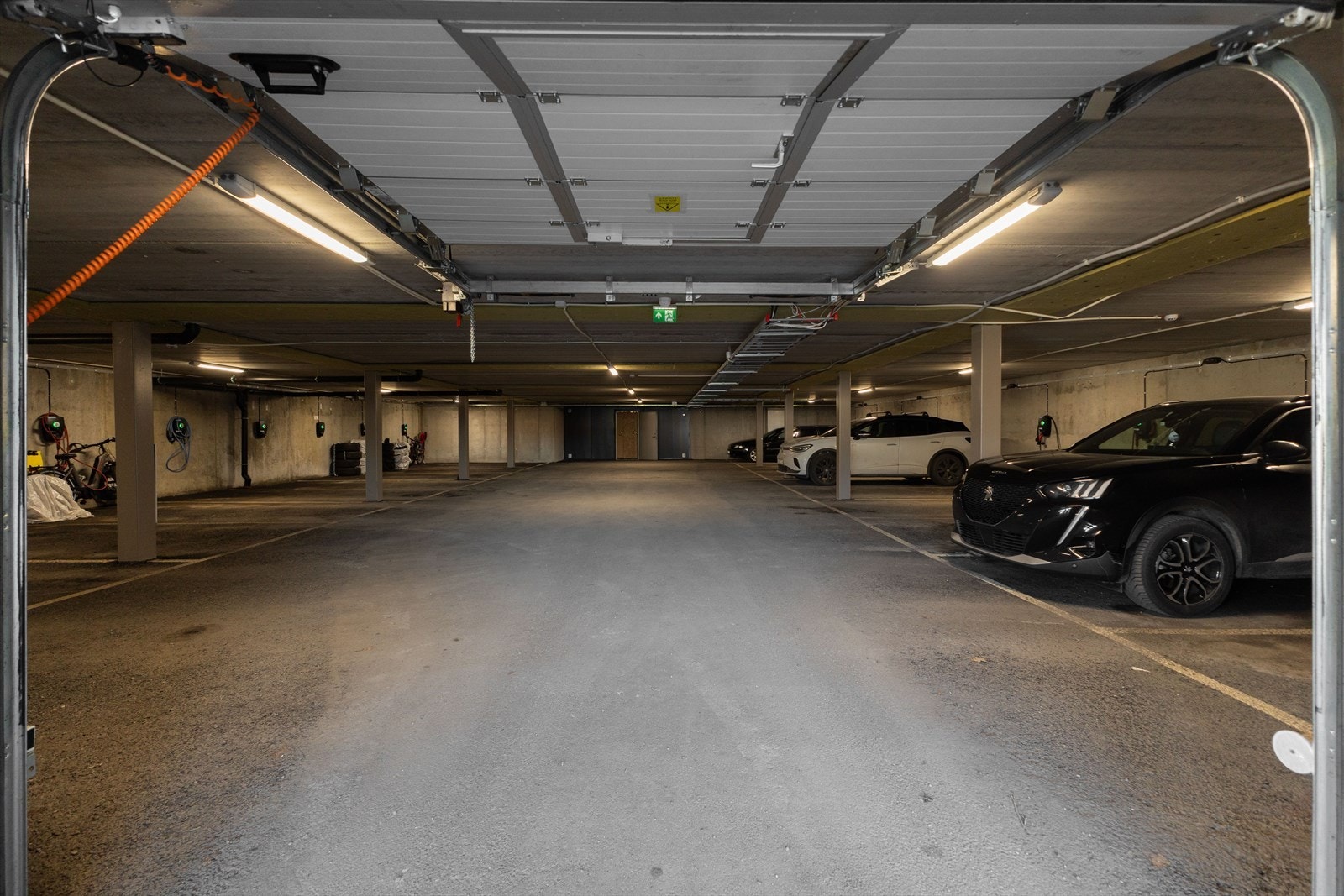 Leiligheten har en egen parkeringsplass i felles garasjeanlegg. Galleribilde