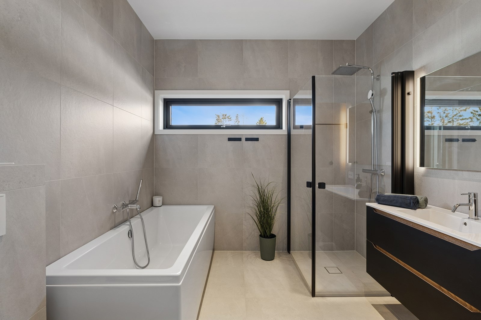 Det store badekaret fra Strømberg inviterer til lange, avslappende bad. Dette badet er en oase av velvære og eleganse, hvor hver detalj er nøye utvalgt for å skape en følelse av luksus og komfort. Galleribilde