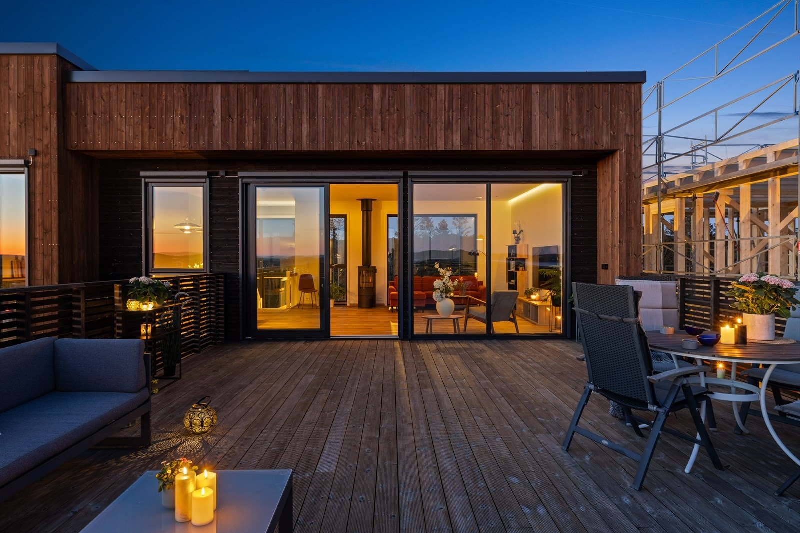 Dette er stedet hvor minner skapes og vennskap styrkes, en terrasse som virkelig er hjertet av hjemmet. Galleribilde