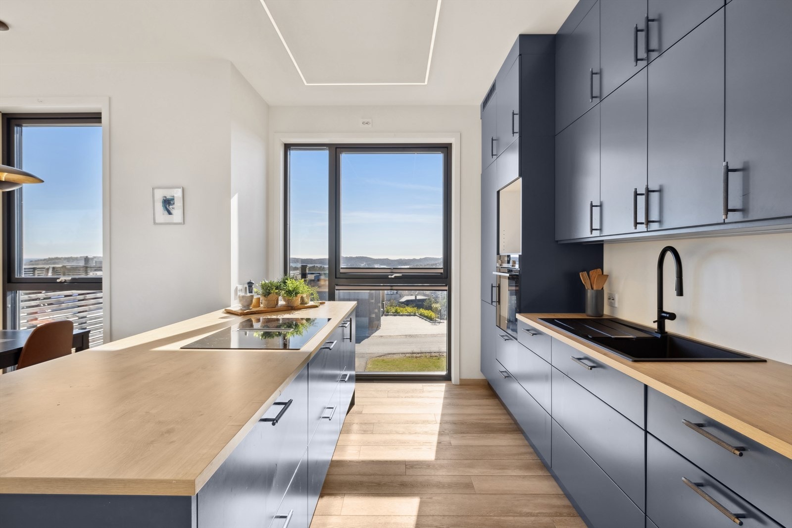 Dette kjøkkenet er en drøm for enhver matentusiast, med sine stilrene linjer og moderne løsninger. Galleribilde