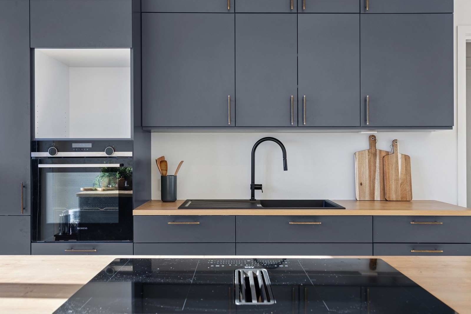 Kjøkkenet er utstyrt med toppmoderne hvitevarer fra AEG, Miele og Siemens som gjør matlagingen til en lek. Galleribilde