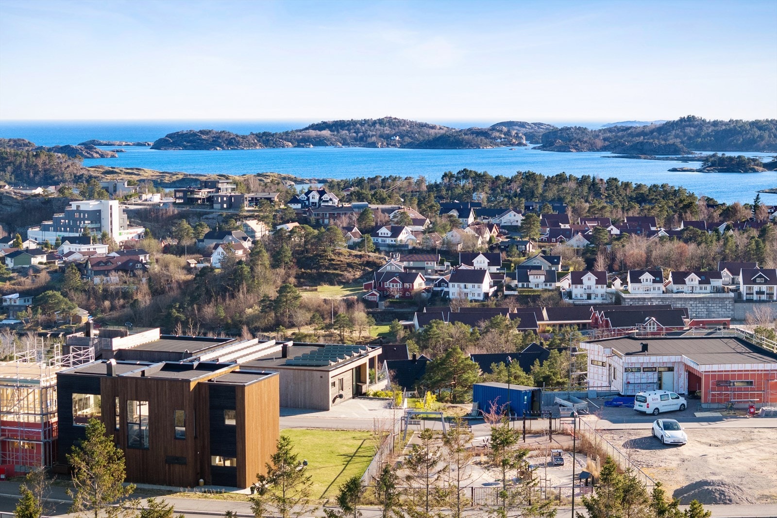 Dette området er kjent for sin naturskjønnhet og tilbyr et bredt spekter av fritidsaktiviteter. Her finner du flotte tur- og rekreasjonsområder, samt flere idylliske badeplasser som er perfekte for varme sommerdager. Galleribilde