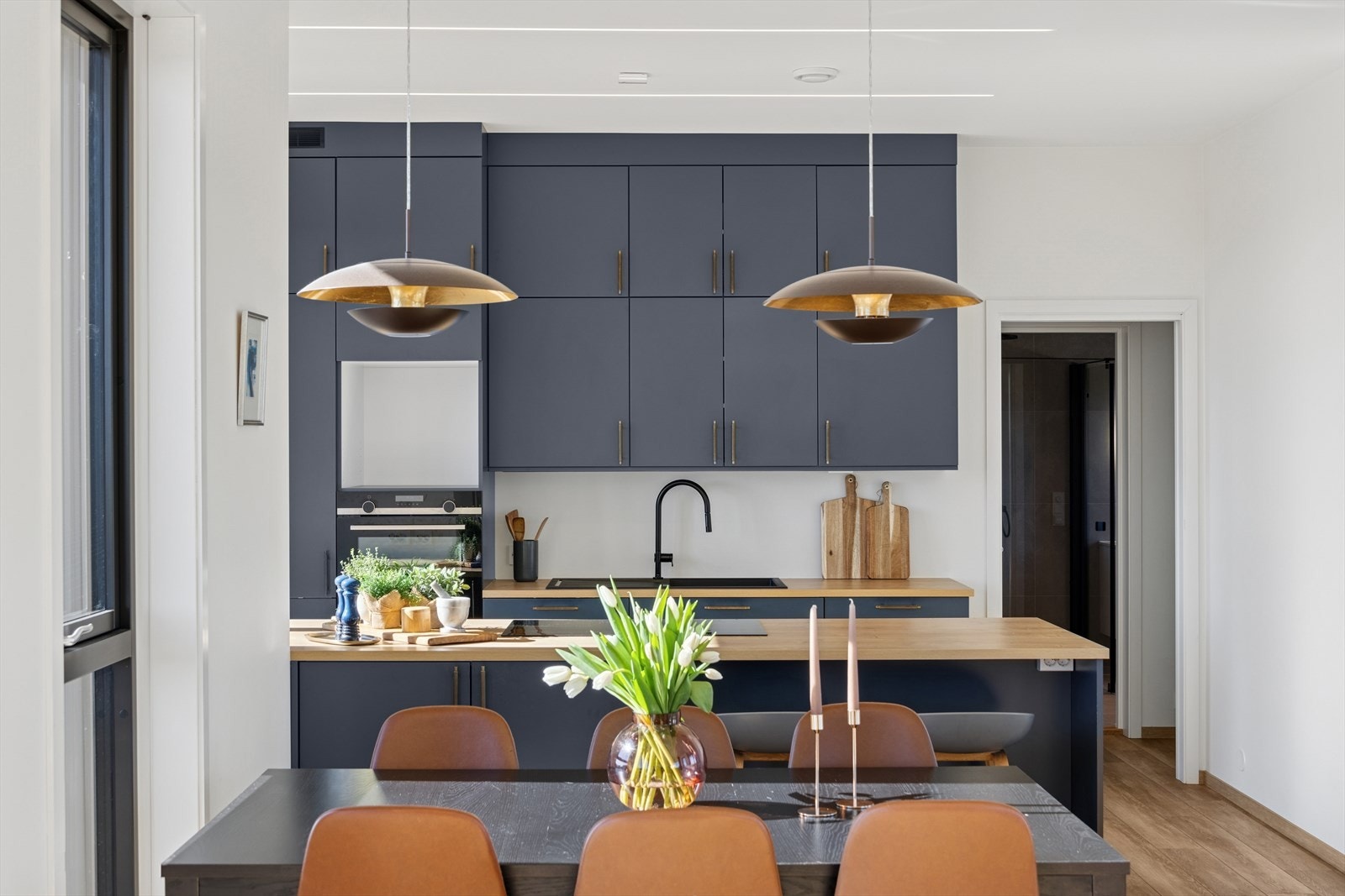 Lekkert kjøkken fra Strai Kjøkken, hvor kvalitet og design går hånd i hånd. Galleribilde