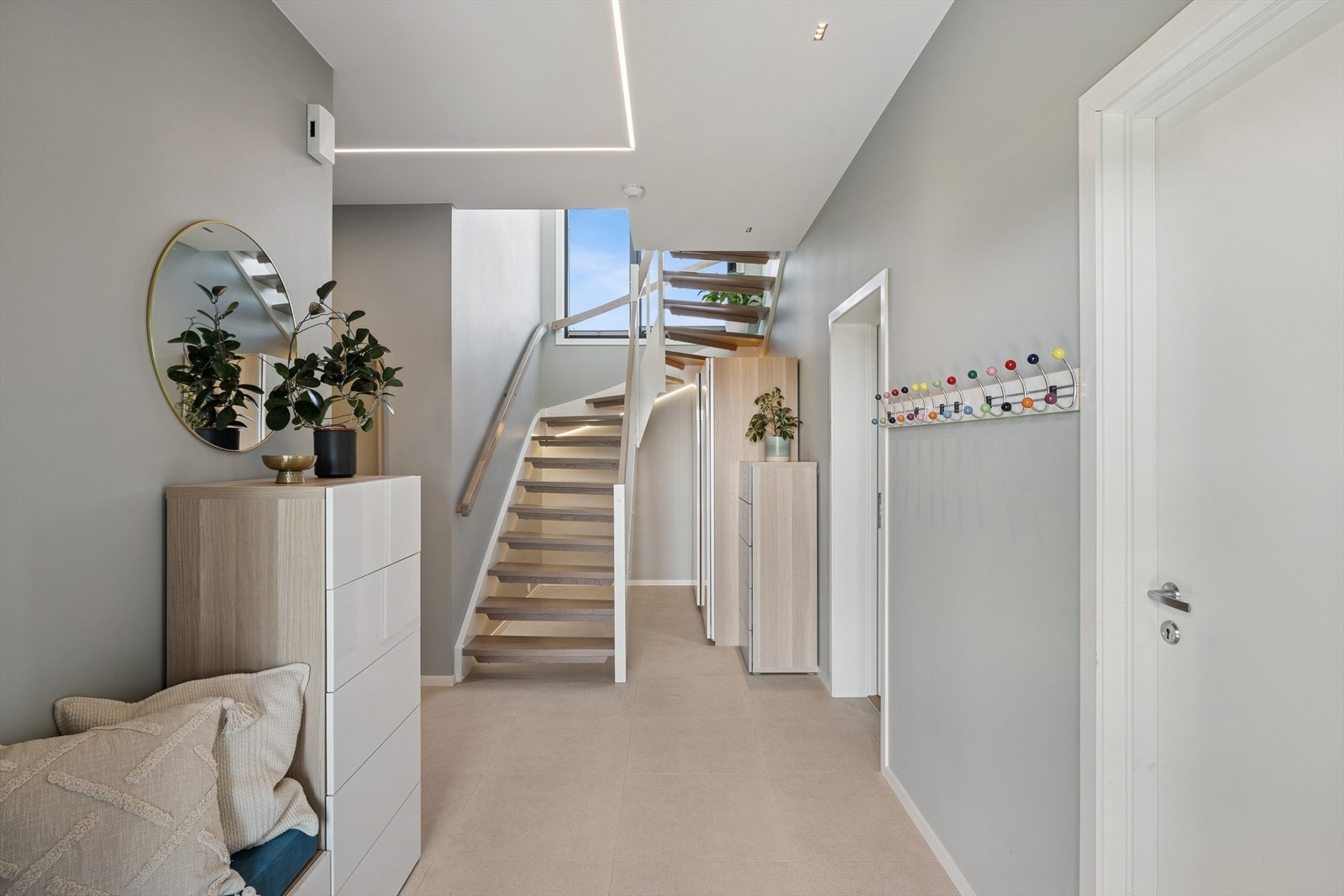 Langs veggene finner du praktiske og stilfulle opphengsplasser, perfekt for å henge fra seg jakker, skjerf og vesker. Galleribilde