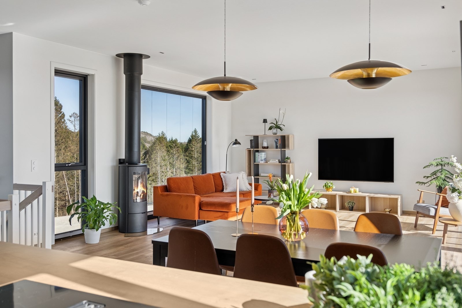Stuen og kjøkkenet er samlet i en åpen og sosial løsning med god kommunikasjon mellom sonene. Galleribilde