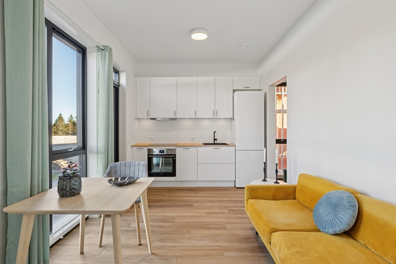 Denne delen av boligen er ideell for å huse en praktikant, gjester eller familiemedlemmer som ønsker litt ekstra selvstendighet. Galleribilde