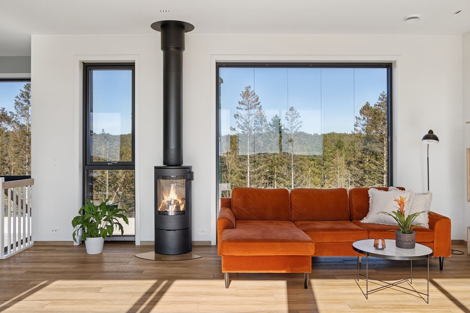 Det er montert en vedovn som sørger for lun varme og god stemning på kalde dager. Galleribilde