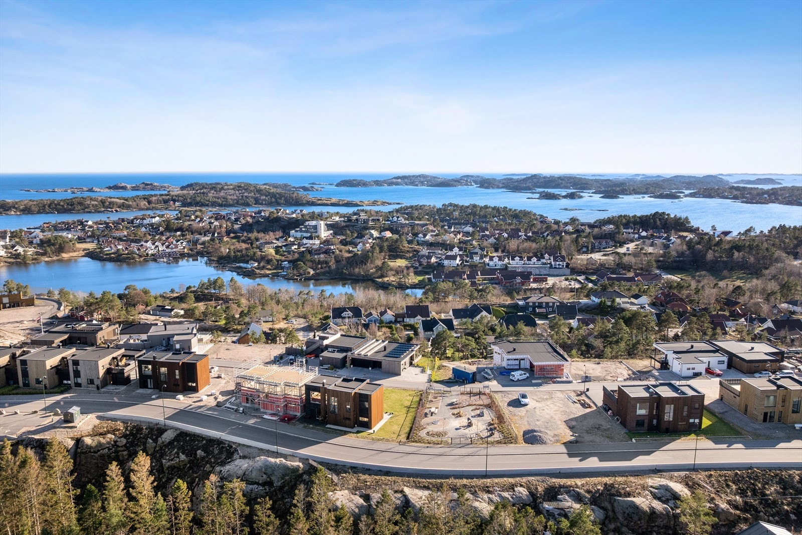 Boligen har en svært gunstig beliggenhet med kort gangavstand til offentlig kommunikasjon, noe som gjør det enkelt å komme seg til og fra området. Galleribilde