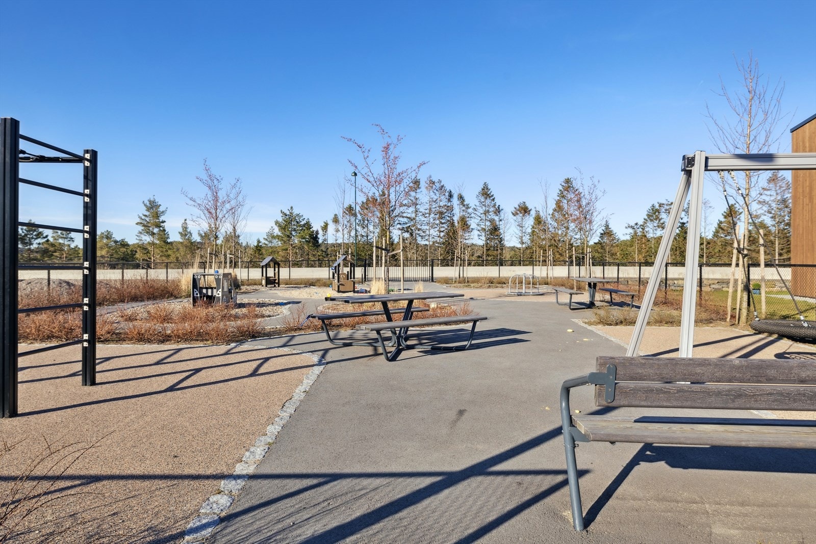 Denne lekeplassen gir en trygg og morsom arena for de små, rett utenfor døren din. Du kan enkelt holde et øye med dem mens de leker, og det gir en fantastisk mulighet for barna å få nye venner i nabolaget. Galleribilde